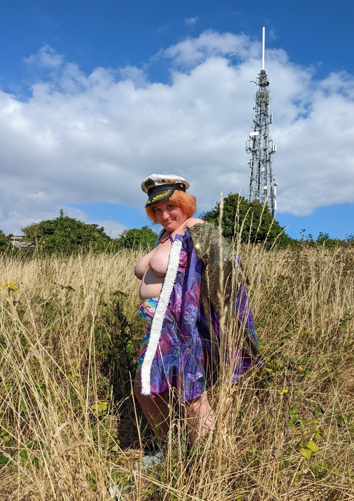 Dolly topless, smooching face.