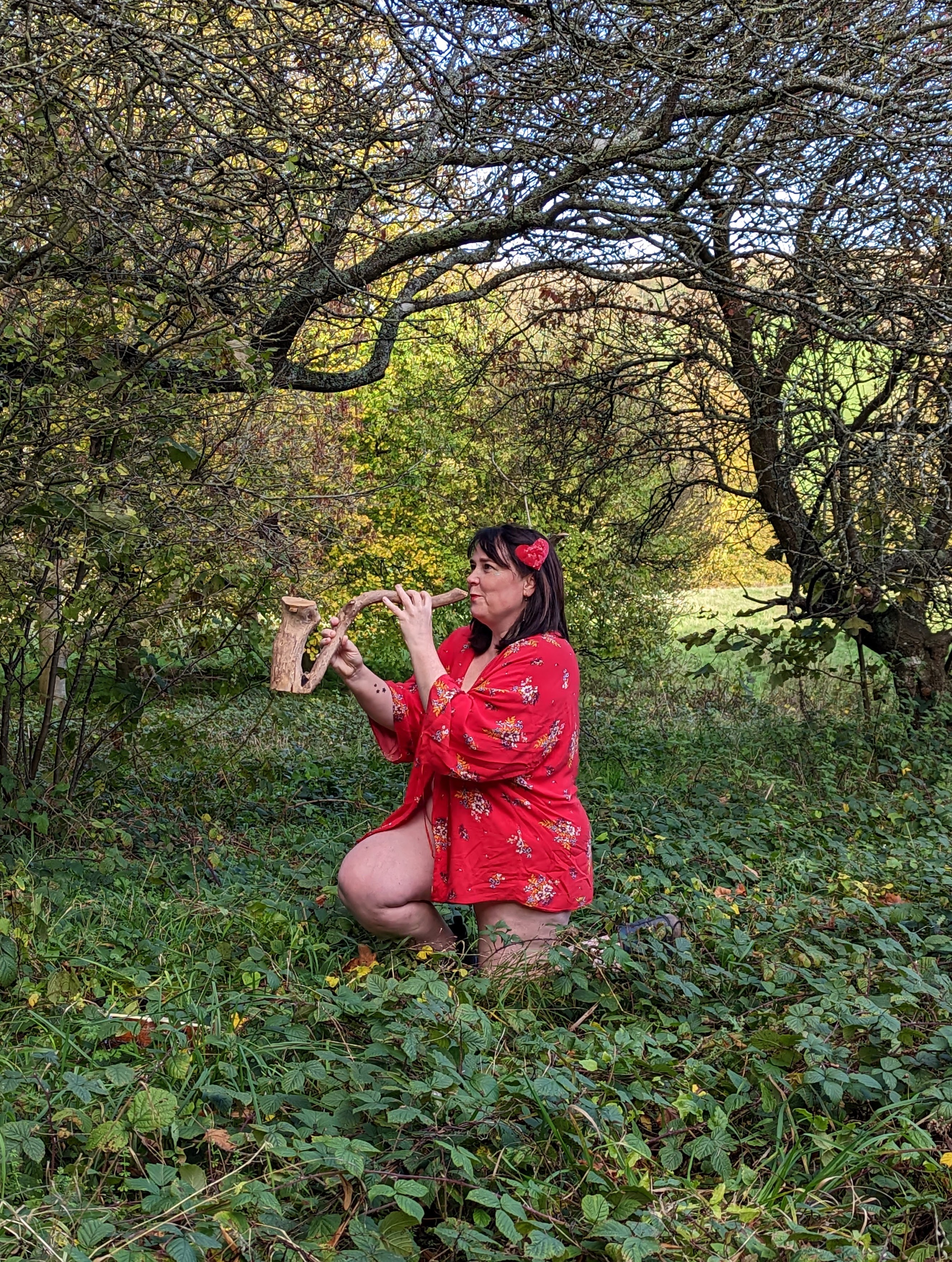 Uke holding her offering like a pipe